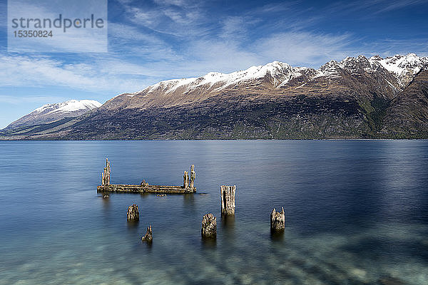 Verfallener Steg  alte Holzpfähle im Lake Wakatipu bei Glenorchy  Region Otago  Südinsel  Neuseeland  Pazifik