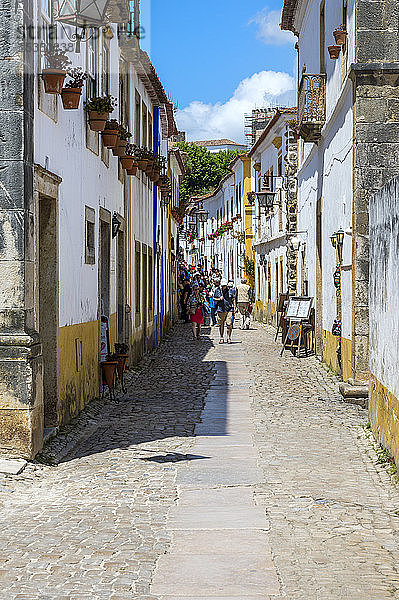 Typische enge Straße mit Geschäften und Touristen in der Festungsstadt Obidos  Bezirk Leiria  Estremadura  Portugal  Europa