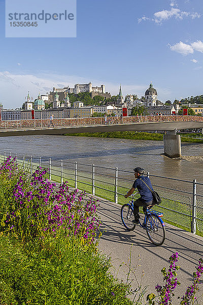 Blick auf die Burg Hohensalzburg und die Fußgängerbrücke über die Salzach  UNESCO-Welterbe  Salzburg  Österreich  Europa