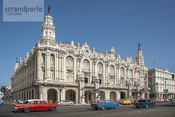 Straßenansicht mit dem Großen Theater von Havanna (Gran Teatro de La Habana) in Havanna  Kuba  Westindien  Karibik  Mittelamerika