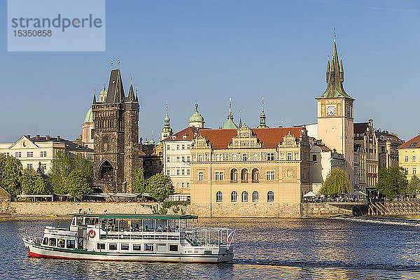 Touristenboot auf der Moldau  vorbei am Altstädter Brückenturm und dem Altstädter Wasserturm  Prag  Böhmen  Tschechische Republik  Europa
