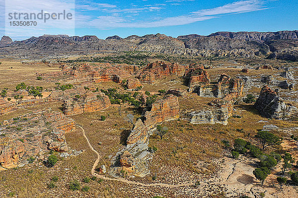 Sandsteinlandschaft im Isalo-Nationalpark  Region Ihorombe  Provinz Fianarantsoa  Madagaskar  Afrika