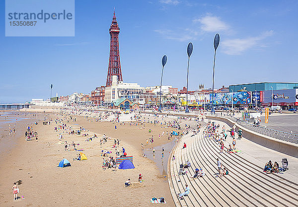 Blackpool Tower  Blackpool Strand und Strandpromenade mit Urlaubern und Touristen  Blackpool  Lancashire  England  Vereinigtes Königreich  Europa