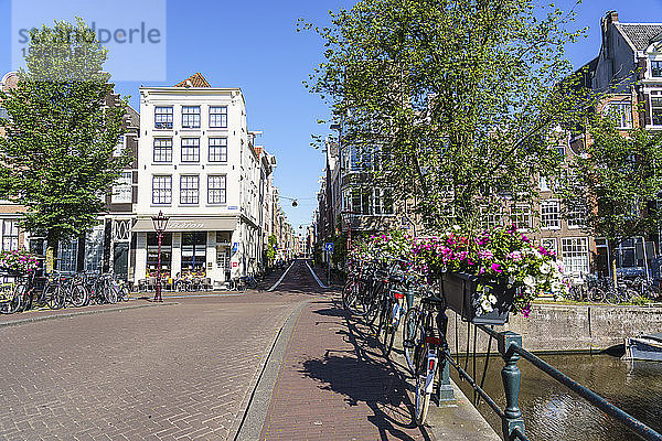Eine Brücke über den Herengracht-Kanal  Amsterdam  Nordholland  die Niederlande  Europa