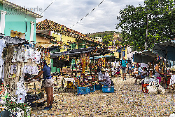 Lokaler Souvenirmarkt in Trinidad  UNESCO-Weltkulturerbe  Sancti Spiritus  Kuba  Westindische Inseln  Karibik  Mittelamerika