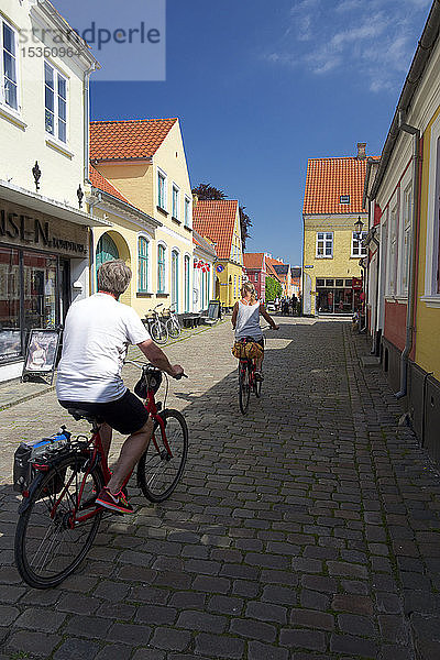 Radfahren in Aeroskobing  Insel Aero  Fünen  Dänemark  Europa