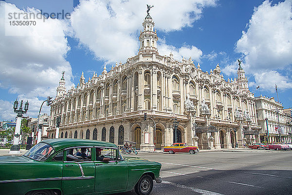 Straßenszene mit Oldtimern und dem Gran Teatro de La Habana  Havanna  Kuba  Westindien  Karibik  Mittelamerika