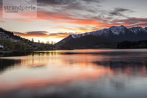 Queenstown und Bob's Peak mit rotem Himmel bei Sonnenaufgang  Otago  Südinsel  Neuseeland  Pazifik