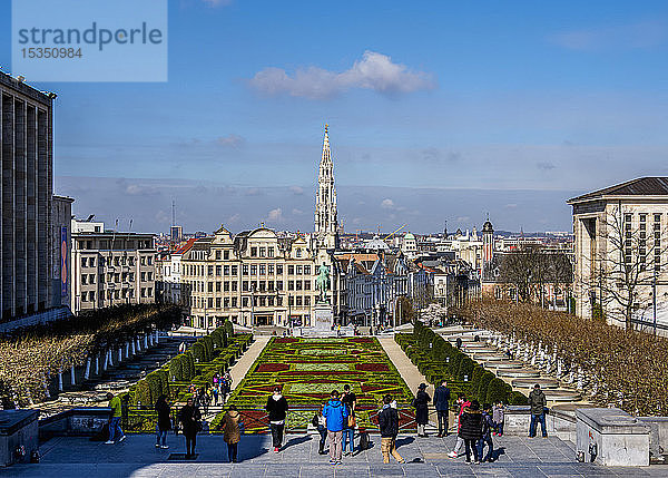 Blick über den Mont des Arts Public Garden auf die Rathausspitze  Brüssel  Belgien  Europa