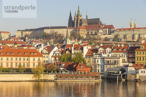Blick vom Ufer der Moldau über den Stadtteil Mala Strana  die Prager Burg und den Veitsdom  UNESCO-Weltkulturerbe  Prag  Tschechische Republik  Europa