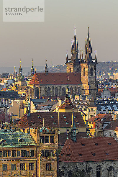 Blick von einem Aussichtspunkt im Letna-Park über die Altstadt im ersten Sonnenlicht  Prag  Böhmen  Tschechische Republik  Europa
