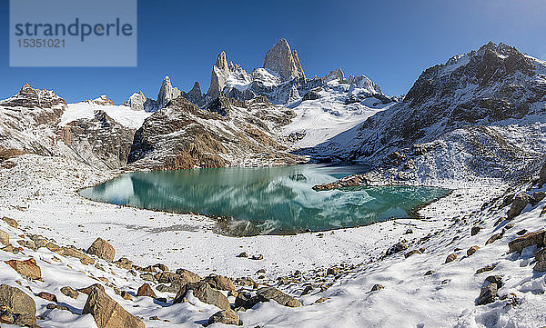 Der Berg Fitz Roy erhebt sich vom Lago de los Tres  Nationalpark Los Glaciares  UNESCO-Weltkulturerbe  El Chalten  Patagonien  Argentinien  Südamerika