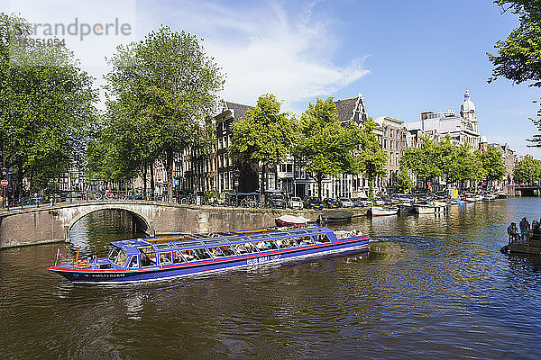 Touristenboot auf einer Gracht  Amsterdam  Nordholland  Niederlande  Europa
