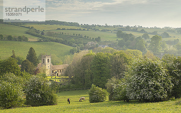 Ländliche Kirche in der wunderschönen Landschaft der Cotswolds  Naunton  Gloucestershire  England  Vereinigtes Königreich  Europa
