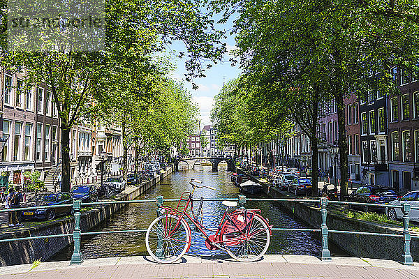 Fahrrad auf einer Brücke  Leidsegracht-Kanal  Amsterdam  Nord-Holland  Niederlande  Europa