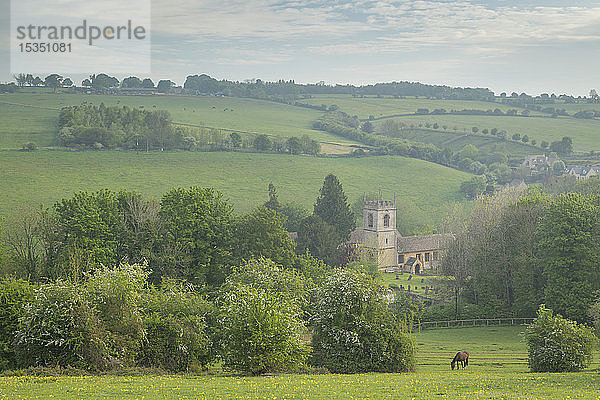 Ländliche Kirche in der wunderschönen Landschaft der Cotswolds an einem dunstigen Frühlingsmorgen  Naunton  Gloucestershire  England  Vereinigtes Königreich  Europa