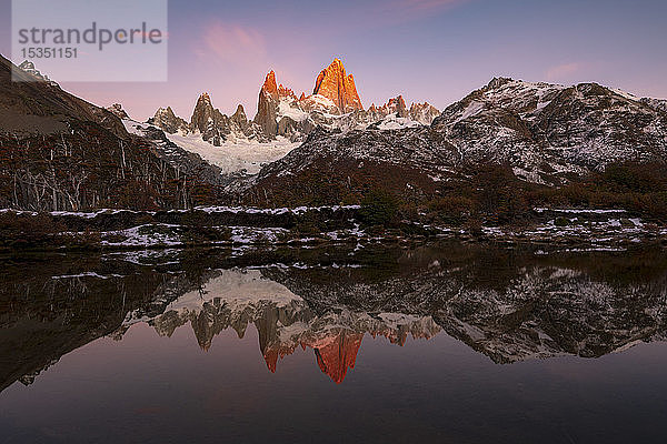 Berg Fitz Roy und Cerro Torre mit unglaublichem Sonnenaufgang  Los Glaciares National Park  UNESCO Weltkulturerbe  El Chalten  Provinz Santa Cruz  Patagonien  Argentinien  Südamerika