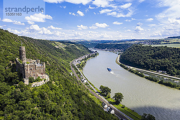 Burg Maus mit Blick auf den Rhein  UNESCO-Welterbe  Mittelrheintal  Rheinland-Pfalz  Deutschland  Europa