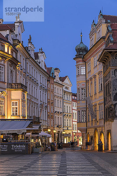 Historische Gebäude in der Nähe des Altstädter Marktplatzes in der Abenddämmerung  Prag  Böhmen  Tschechische Republik  Europa