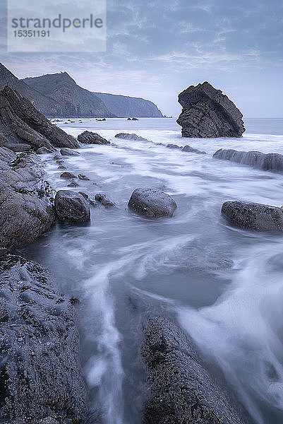 Stimmungsvoller Morgen an der felsigen Küste von North Devon  England  Vereinigtes Königreich  Europa