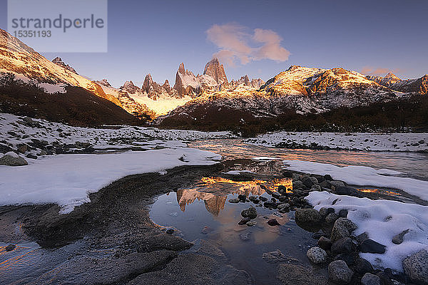 Die Bergkette mit dem Cerro Fitz Roy im Spiegel  Nationalpark Los Glaciares  UNESCO-Weltkulturerbe  El Chalten  Patagonien  Argentinien  Südamerika