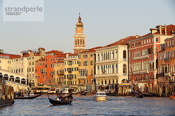 Gondoliere auf einer Gondel auf dem Canal Grande bei Sonnenuntergang  Venedig  UNESCO-Weltkulturerbe  Venetien  Italien  Europa