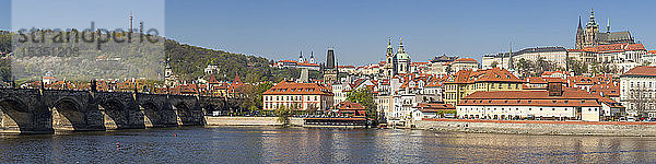 Panoramablick über die Moldau  die Karlsbrücke  den Stadtteil Mala Strana und die Prager Burg  UNESCO-Weltkulturerbe  Prag  Böhmen  Tschechische Republik  Europa