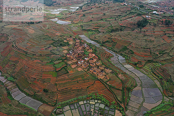 Reisfelder und kleine Dörfer bei Ivato  Bezirk Ambositra  Nationalstraße RN7 zwischen Ranomafana und Antsirabe  Madagaskar  Afrika
