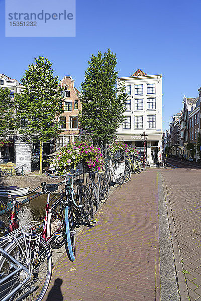 Fahrräder auf einer Brücke über den Herengracht-Kanal  Amsterdam  Nordholland  Niederlande  Europa