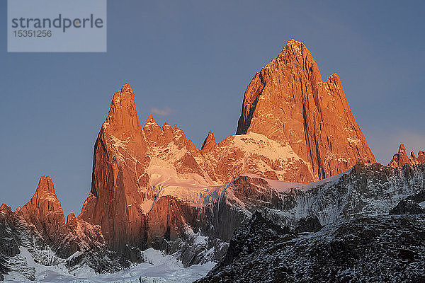 Bergkette des Cerro Fitz Roy und des Cerro Torre bei Sonnenaufgang  Nationalpark Los Glaciares  UNESCO-Weltkulturerbe  El Chalten  Patagonien  Argentinien  Südamerika