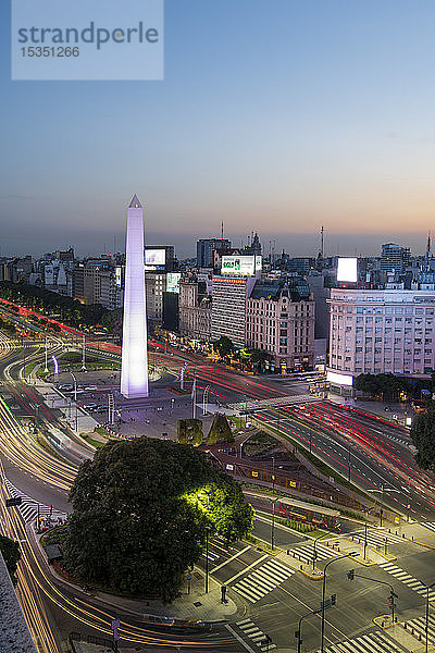 Lichtspuren auf der Avenida 9 de Julio  Buenos Aires  Argentinien  Südamerika