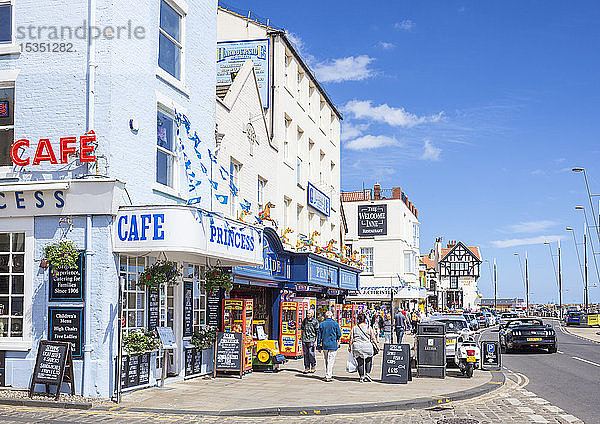 Cafés und Geschäfte an der Küste von Scarborough South Bay  Scarborough  North Yorkshire  England  Vereinigtes Königreich  Europa
