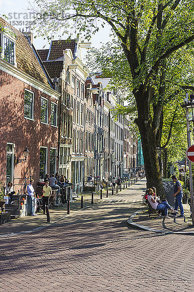 Alte Giebelhäuser an einer Gracht  Amsterdam  Nordholland  Niederlande  Europa