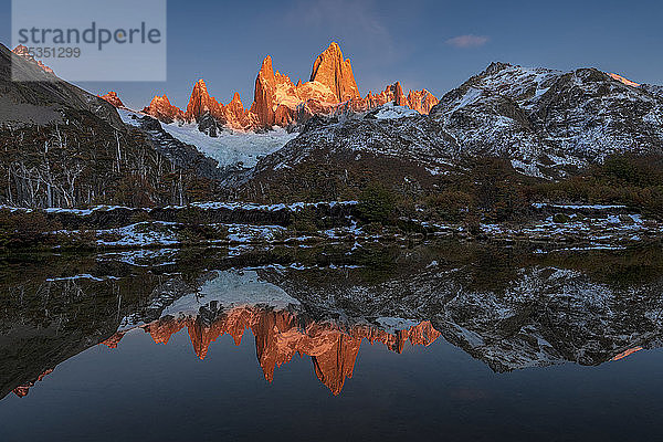 Bergkette mit Cerro Fitz Roy im Sonnenaufgang  Nationalpark Los Glaciares  UNESCO-Weltkulturerbe  El Chalten  Argentinien  Südamerika