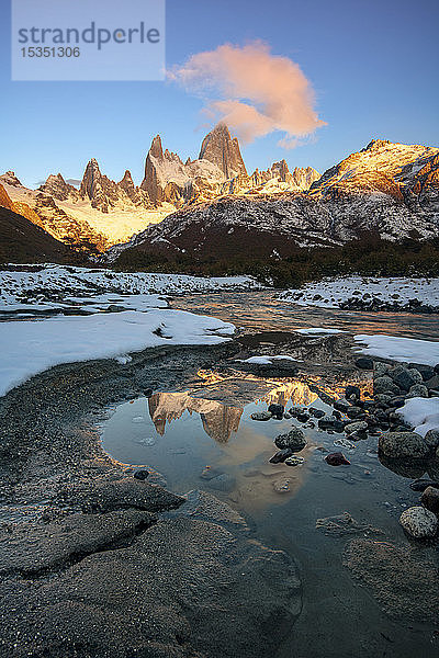 Der Berg Fitz Roy bei Sonnenaufgang spiegelt sich im fließenden Fluss  Nationalpark Los Glaciares  UNESCO-Weltkulturerbe  El Chalten  Provinz Santa Cruz  Patagonien  Argentinien  Südamerika
