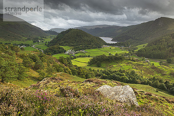 Blick nach Süden auf Thirlmere vom Wren Crag  Lake District National Park  UNESCO-Weltkulturerbe  Cumbria  England  Vereinigtes Königreich  Europa