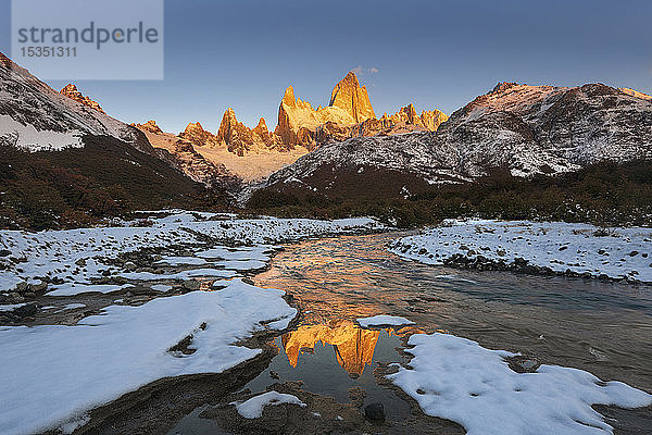 Bergkette mit Cerro Fitz Roy bei Sonnenaufgang  der sich im Fluss spiegelt  Nationalpark Los Glaciares  UNESCO-Weltkulturerbe  El Chalten  Patagonien  Argentinien  Südamerika