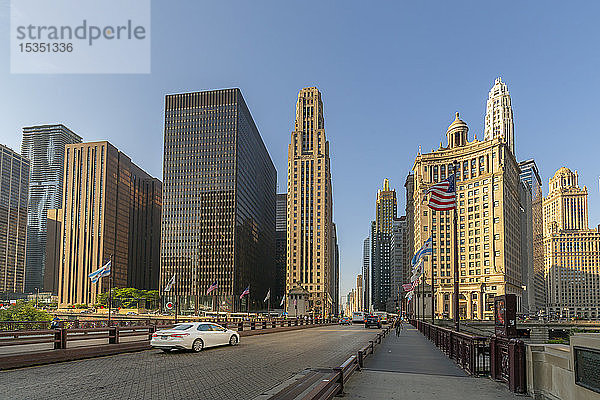 Frühmorgendliche Ansicht von Wolkenkratzern und Verkehr auf der DuSable Bridge  Chicago  Illinois  Vereinigte Staaten von Amerika  Nordamerika