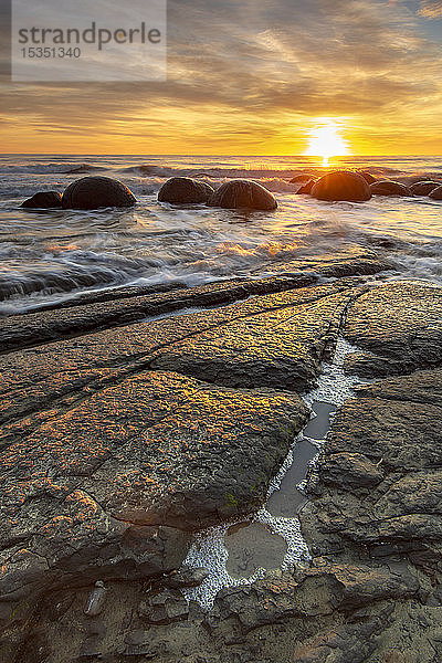 Spektakulärer Sonnenaufgang bei den Moeraki Boulders  Moeraki Beach  Otago  Südinsel  Neuseeland  Pazifik