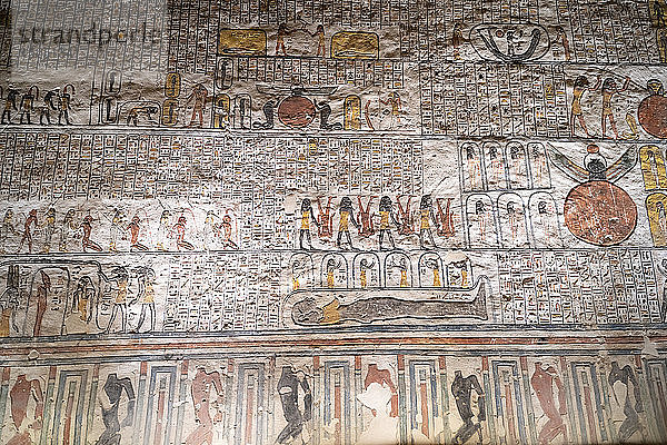 Bunte Hieroglyphen und Wandmalereien in der Grabkammer des ägyptischen Pharaos Ramses in der Galerie der Könige  Theben  UNESCO-Weltkulturerbe  Ägypten  Nordafrika  Afrika