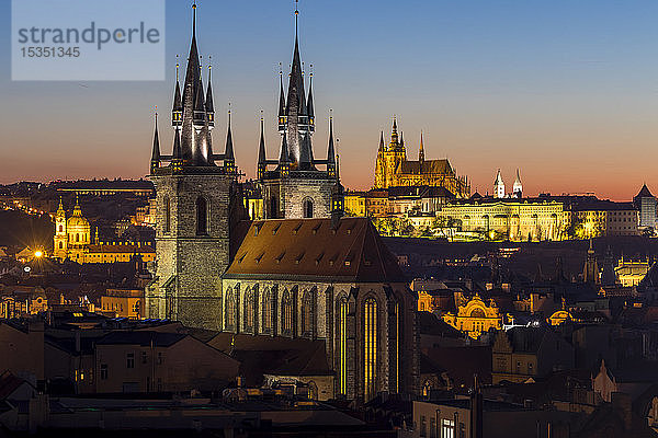 Blick auf die Kirche Unserer Lieben Frau vor Tyn und die Prager Burg in der Abenddämmerung  UNESCO-Weltkulturerbe  Prag  Böhmen  Tschechische Republik  Europa