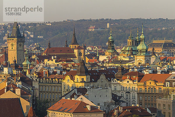 Blick von einem Aussichtspunkt im Letna-Park über die Altstadt im ersten Sonnenlicht  Prag  Böhmen  Tschechische Republik  Europa