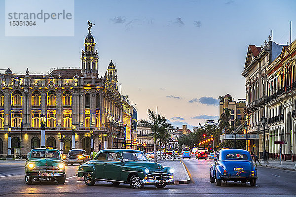 Amerikanische Oldtimer und das Gran Teatro de La Habana in der Abenddämmerung  UNESCO  Havanna  Kuba  Westindien  Karibik  Mittelamerika