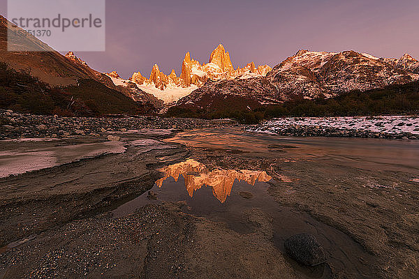Bergkette mit Cerro Torre und Fitz Roy im Sonnenaufgang  Nationalpark Los Glaciares  UNESCO-Weltkulturerbe  El Chalten  Patagonien  Argentinien  Südamerika