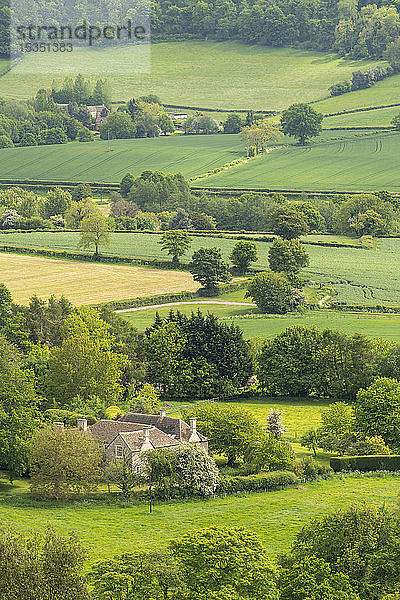 Bauernhaus  umgeben von der sanften Landschaft der Cotswolds  Dursley  Gloucestershire  England  Vereinigtes Königreich  Europa