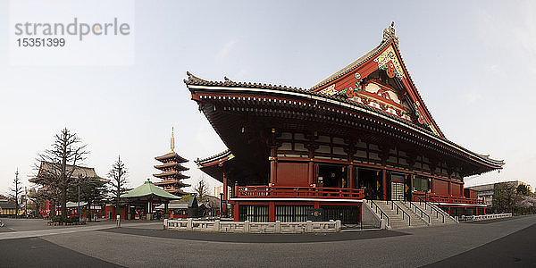 Senso-ji-Tempel  ein alter buddhistischer Tempel im Stadtteil Asakusa in Tokio  Japan  Asien