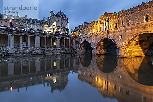 Abendliche Beleuchtung der Pulteney Bridge in Bath  UNESCO-Weltkulturerbe  Somerset  England  Vereinigtes Königreich  Europa