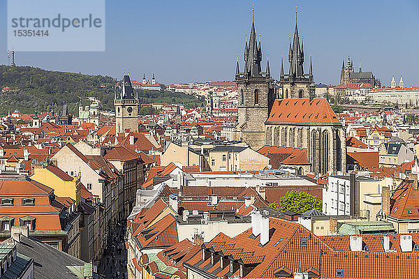 Blick auf die Kirche Unserer Lieben Frau vor Tyn  den Uhrenturm des Alten Rathauses und die Prager Burg  UNESCO-Weltkulturerbe  Prag  Böhmen  Tschechische Republik  Europa