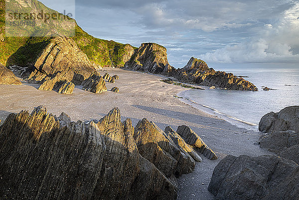 Verlassener Strand in Lee Bay  North Devon  England  Vereinigtes Königreich  Europa