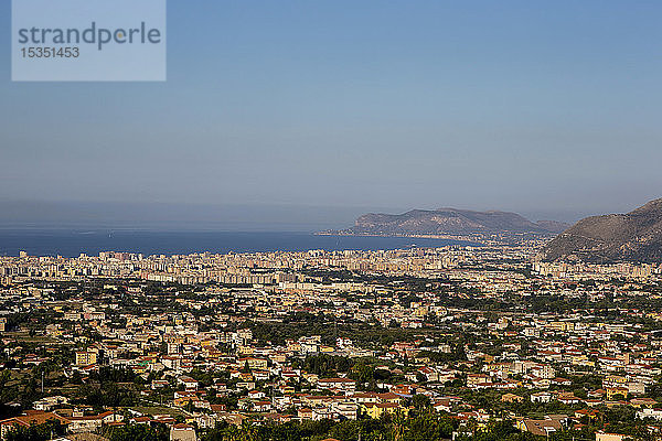 Palermo Stadt von Monreale aus gesehen  Sizilien  Italien  Mittelmeer  Europa